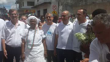 Imagem Chapa quase formada: Paulo Souto e Gualberto desfilam em Mata de São João