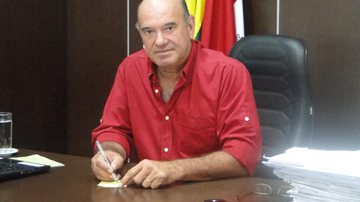 Imagem  Após polêmica, prefeito de Paulo Afonso reduz salário