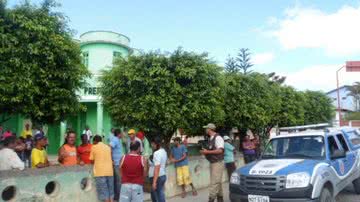 Imagem Itiruçu: prefeito atrasa salários, 13º e população faz protesto na Prefeitura