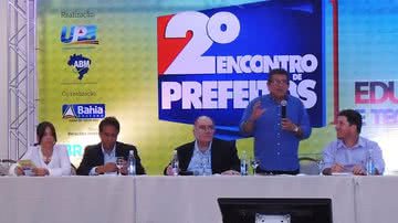 Imagem Caetano cobra comprometimento do governo com os municípios