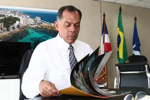 Imagem JH e ex-secretário são acionados por uso indevido de recursos da Educação