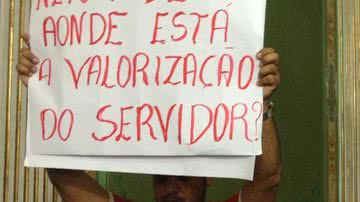 Imagem Irritados, servidores cantam contra ACM Neto na Câmara
