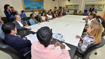 Imagem Prefeito empossa membros de conselhos voltados para mulheres
