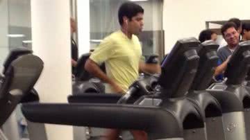 Imagem Tapa no shape: Neto corre na esteira pra manter boa forma