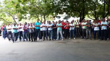Imagem A 1ª de Neto: guardas municipais cruzam os braços e fazem paralisação
