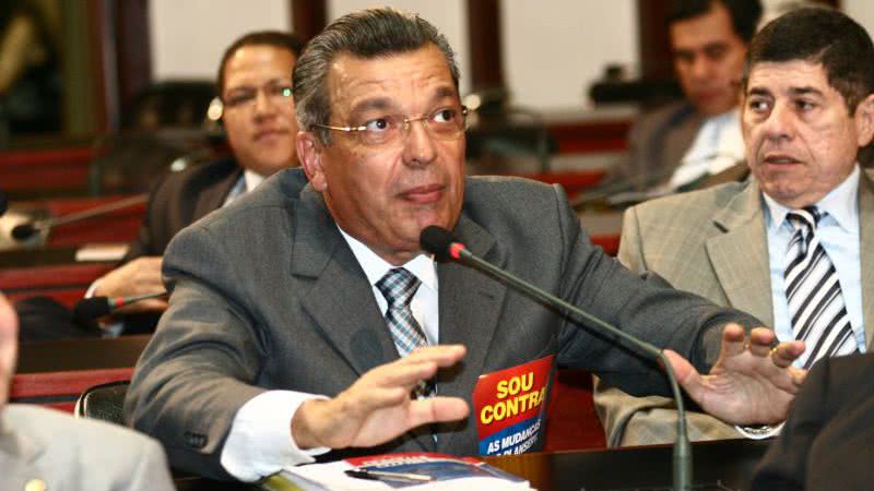 Imagem Pedra no sapato: Targino Machado retorna às atividades na Alba