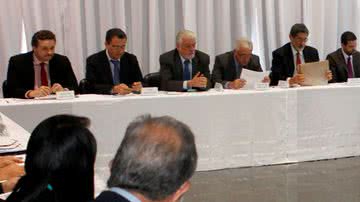 Imagem Com deputados e dirigentes, Wagner encerra maratona de reuniões na semana