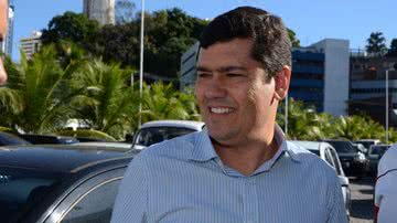 Imagem Claudio Tinoco de olho em obra parada da Conder