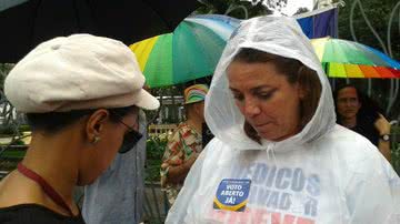Imagem  Vereadora se junta a manifestantes
