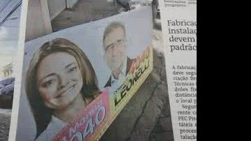 Imagem Pegou mal: placa de Fabíola Mansur invade calçada e jornal flagra situação