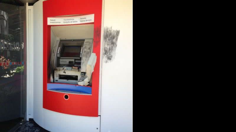 Imagem Polícia encontra dinamite dentro de caixa eletrônico do Bradesco em Guarajuba