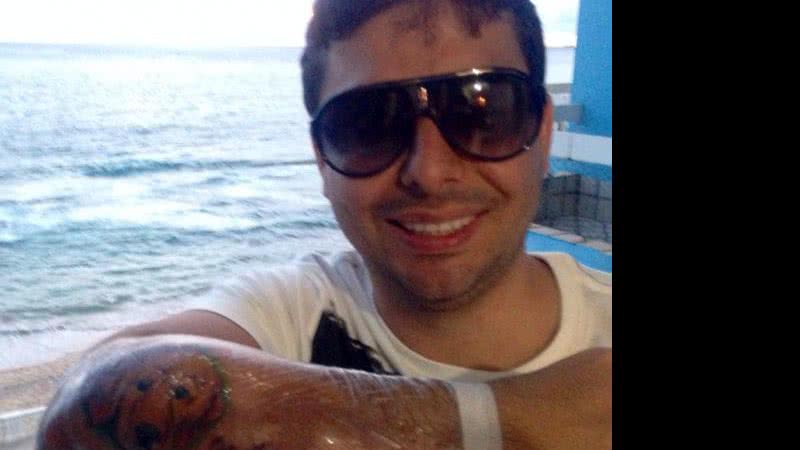 Imagem Fofinho: Marcell Moraes tatua cachorro no braço