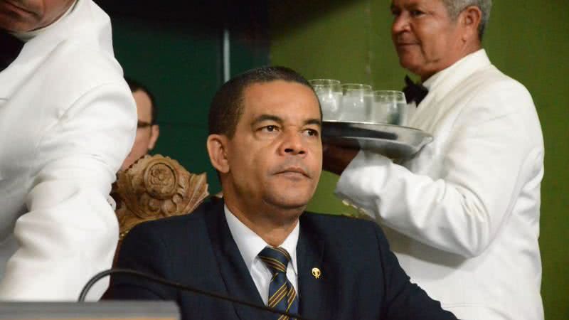 Imagem Emocionado, Palhinha fala sobre assessor preso e recebe apoio dos vereadores