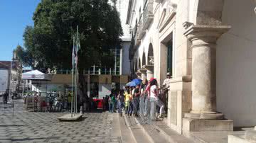 Imagem Professores fazem fila na porta da Câmara para garantir votação
