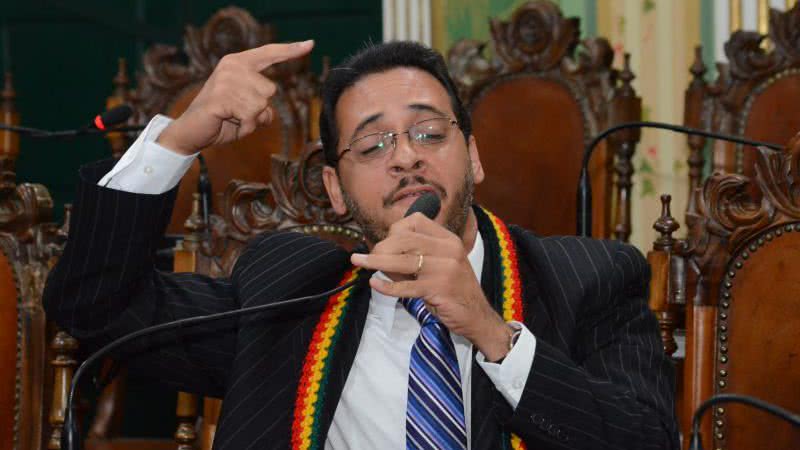 Imagem Contrário, Hilton diz que projeto é "premiar raposa com galinheiro"