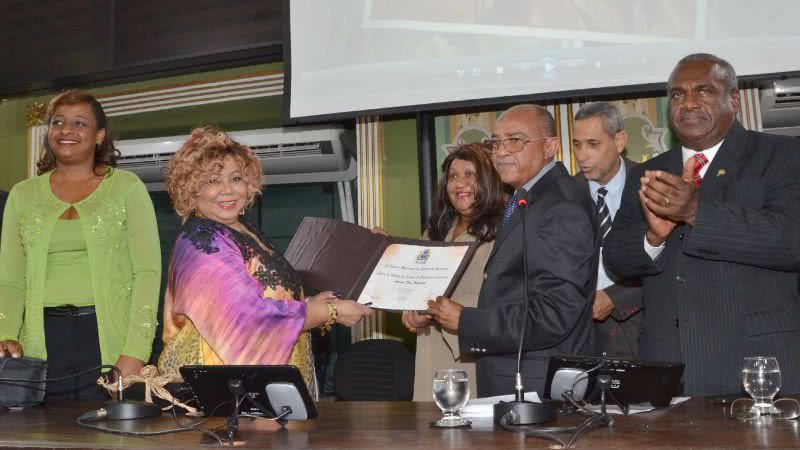 Imagem Sambista Alcione recebe título de cidadã de Salvador