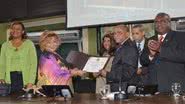 Imagem Sambista Alcione recebe título de cidadã de Salvador
