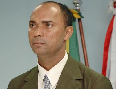Imagem Ex-presidente da Câmara de Eunápolis beneficia esposa e filhos
