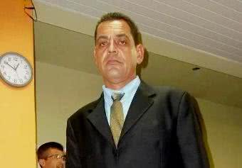 Imagem Vereador entra com facão na prefeitura e diz que só sai com “problema resolvido”