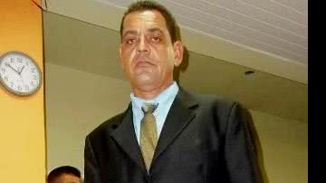Imagem Vereador entra com facão na prefeitura e diz que só sai com “problema resolvido”
