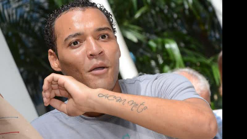 Imagem Prefeito ganha fã-clube "#netistas" e jovem crava amor com tatuagem