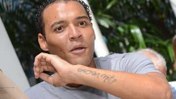 Imagem Prefeito ganha fã-clube "#netistas" e jovem crava amor com tatuagem