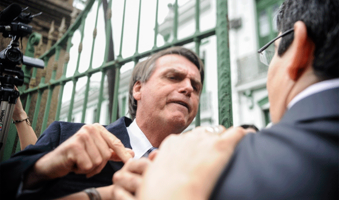 Imagem Bolsonaro dá soco em senador em visita da Comissão da Verdade no Rio de Janeiro