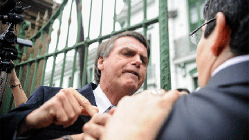 Imagem Bolsonaro dá soco em senador em visita da Comissão da Verdade no Rio de Janeiro