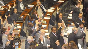 Imagem Câmara aprova salário mínimo de R$ 724 para 2014