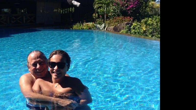 Imagem Dirceu aproveita piscina com namorada e esquece condenação
