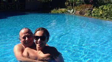 Imagem Dirceu aproveita piscina com namorada e esquece condenação