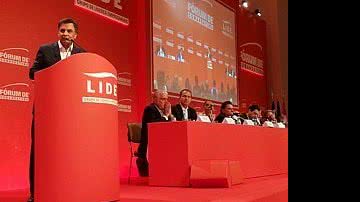 Imagem  Wagner e Aécio se estranham e trocam alfinetadas em evento na Bahia