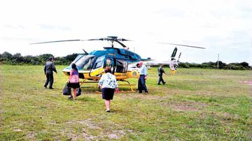 Imagem Em clima de campanha, ministra utiliza helicóptero do SAMU para visitas em SC