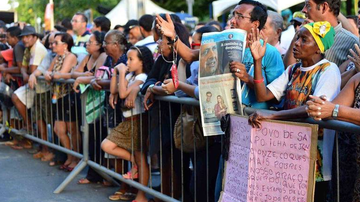 Imagem População faz fila para dar último adeus a Campos 