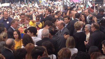 Imagem  População vaia e grita &#039;Eduardo Campos&#039; na chegada de Dilma e Lula 