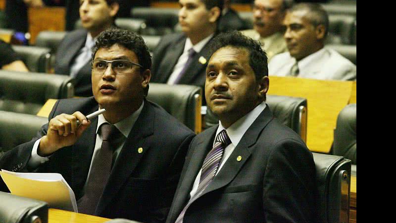 Imagem Tiririca homenageia Popó por aniversário de título; "Valheu, abestado!&quot