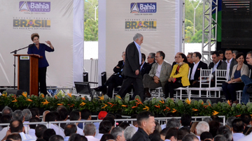 Imagem Apertado, Wagner tenta deixar palanque, mas leva bronca de Dilma