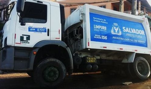 Imagem Bandidos armados obrigam motoristas de caminhões de lixo a arrombar lojas