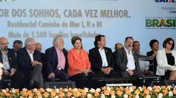 Imagem Ao lado de Wagner, Dilma entrega casas em Camaçari
