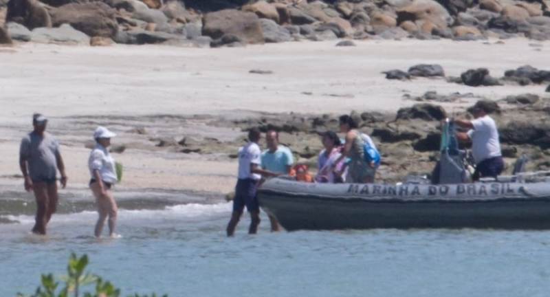 Imagem Dilma aproveita praia na Bahia durante férias