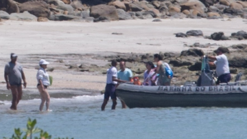 Imagem Dilma aproveita praia na Bahia durante férias