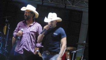 Imagem Ator Marcos Palmeira dá uma de cantor e surpreende no interior da Bahia