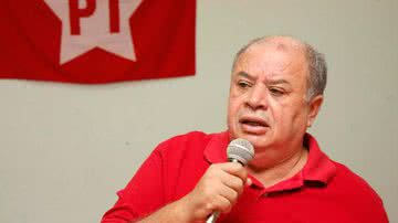 Imagem PT participa do cortejo com o tema Reforma Politica e Plebiscito Já!