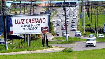 Imagem Suíca declara todo "o seu amor" a Luiz Caetano em outdoor