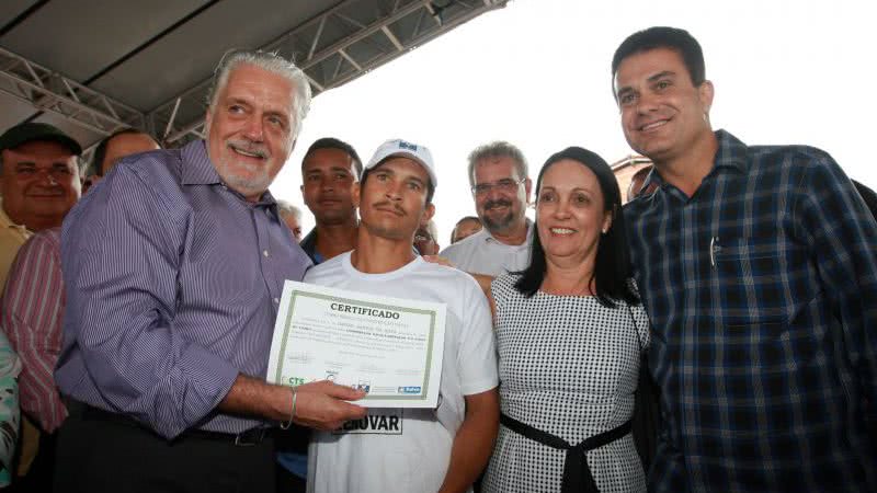 Imagem Pescadores de Maraú recebem novas embarcações 