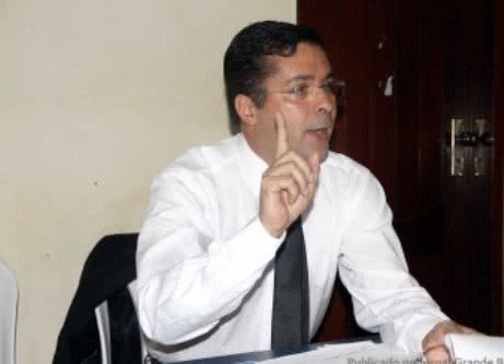 Imagem Alegando perseguição política, deputado promete processar PF e imprensa