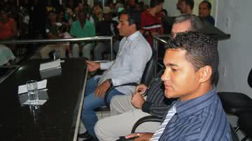 Imagem Vice-prefeito diz que vereador recebe propina e políticos saem na mão em Itapebi