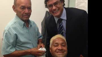 Imagem Tiririca vai na onda de Neymar e fica loiro