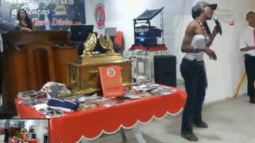Imagem Vídeo: travesti agarra microfone e "causa" em igreja evangélica