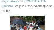 Imagem Prefeito de Camaçari almoça com segurança segurando guarda-chuva